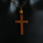 Collar de Cruz de Madera Natural: Simbolo de Fe y Proteccion — pieza artesanal devocional