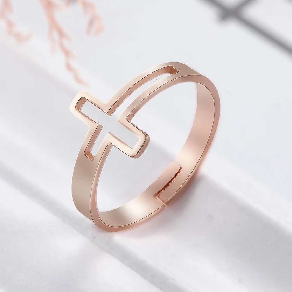 Anillo con cruz minimalista en oro rosa