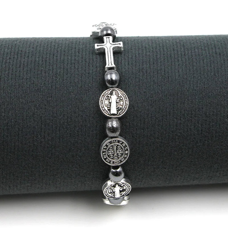 Detalle de la pulsera de hematita con medalla de San Benito