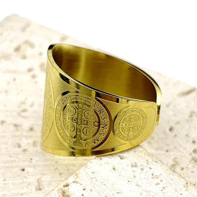 Anillo Ajustable de San Benito – Diseño Devocional en Acabado Dorado y Plata