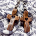 Llavero de Cruz de Madera con Corazón