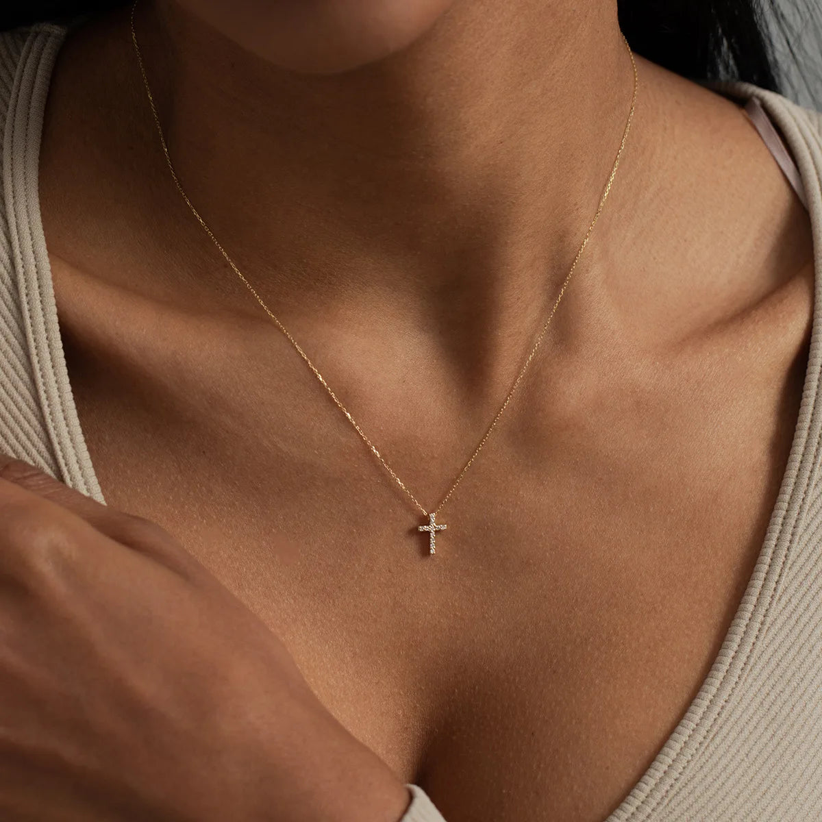 Collar de Cruz con Circonias en Oro 18K