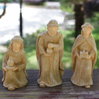 Conjunto de Nacimiento en Resina: Simbolo de Fe y Luz — detalle de resina de cerca