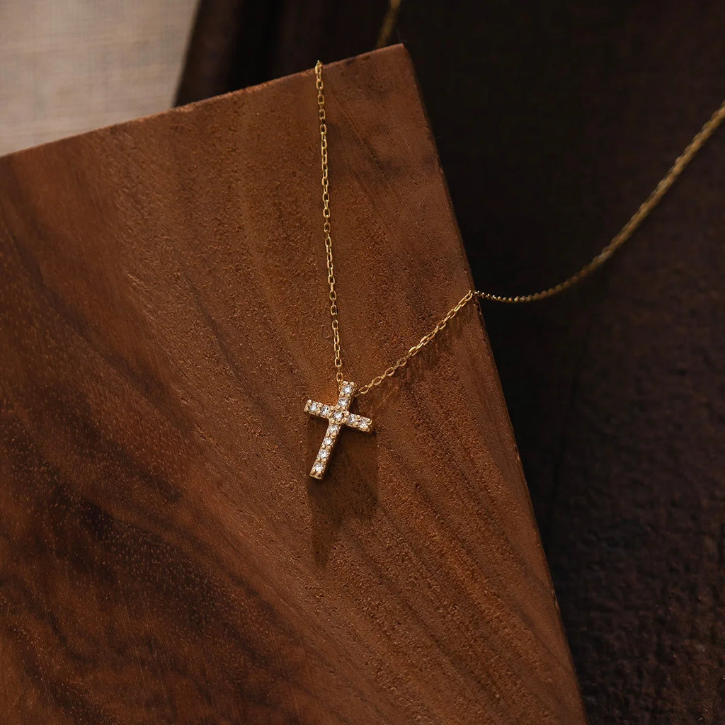 Collar de Cruz con Circonias en Oro 18K