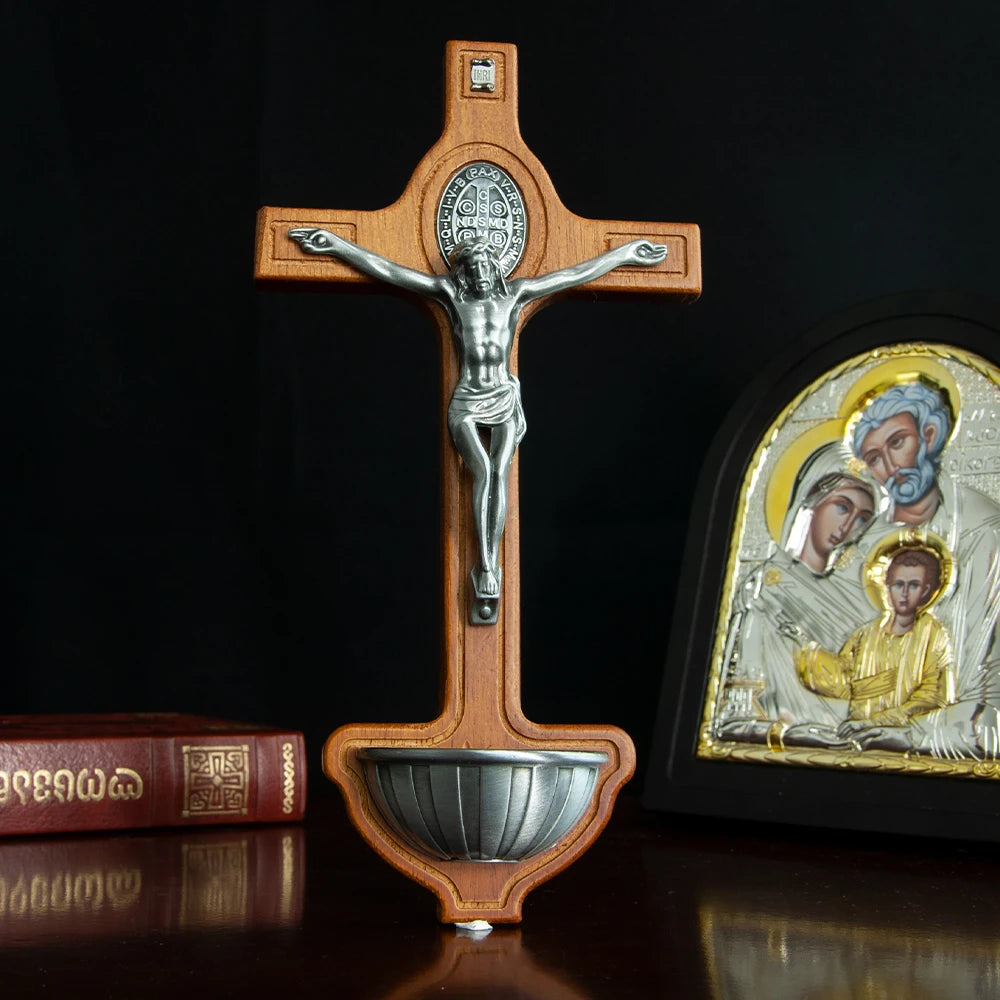 Cruz Catolica de Madera con Benditera y Estatua de Jesus en Metal — vista completa del producto
