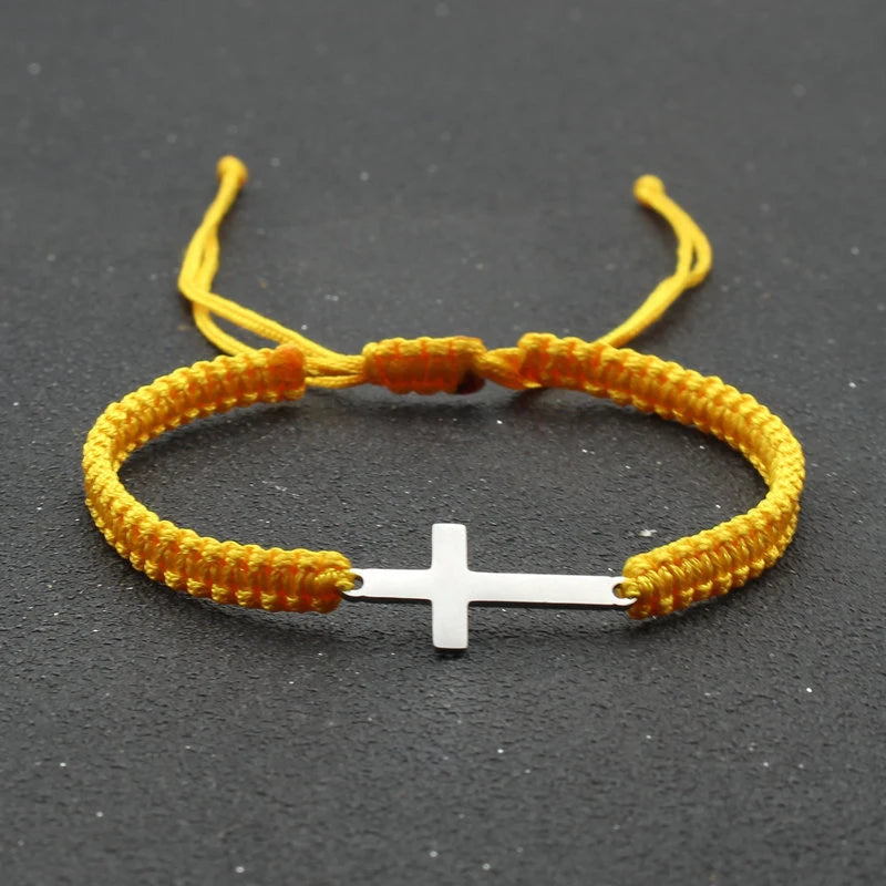 Pulsera de Cuerda con Cruz · Acero Inoxidable — vista lateral y detalle del acabado