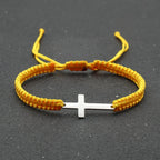 Pulsera de Cuerda con Cruz · Acero Inoxidable — vista lateral y detalle del acabado