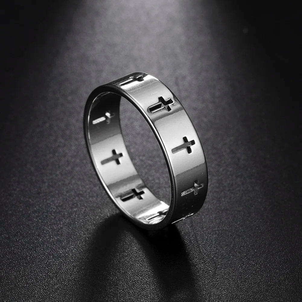 Anillo con Cruces Caladas – Diseño Clásico en Acero Inoxidable