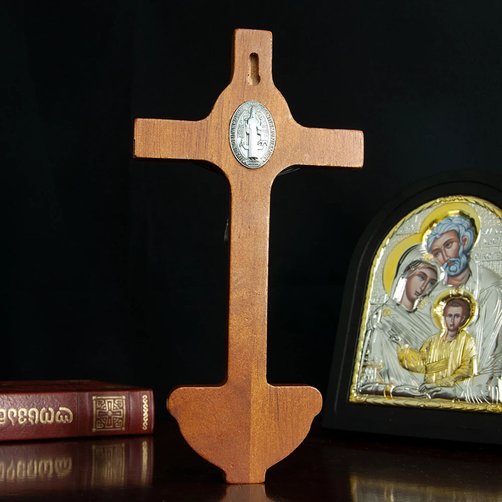 Cruz Catolica de Madera con Benditera y Estatua de Jesus en Metal en mano — estatua de madera devocional