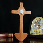 Cruz Catolica de Madera con Benditera y Estatua de Jesus en Metal en mano — estatua de madera devocional