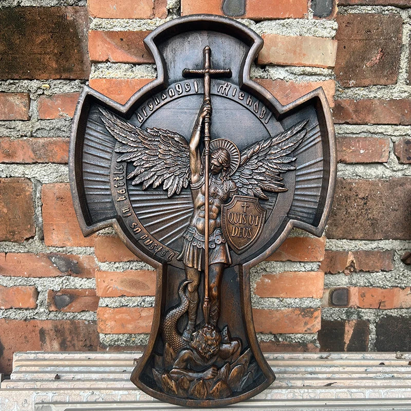 Medalla de San Miguel Arcangel en Escultura de San Miguel Arcangel en Madera — devocion grabada en detalle