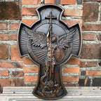 Medalla de San Miguel Arcangel en Escultura de San Miguel Arcangel en Madera — devocion grabada en detalle