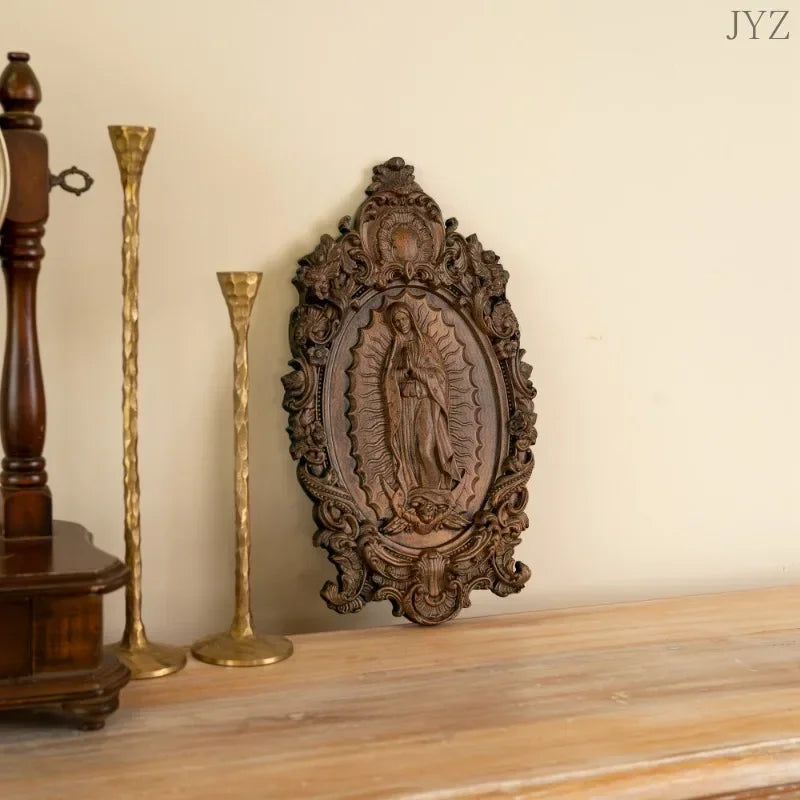 Escultura de Nuestra Senora de Guadalupe en Madera en mano — escultura de madera devocional