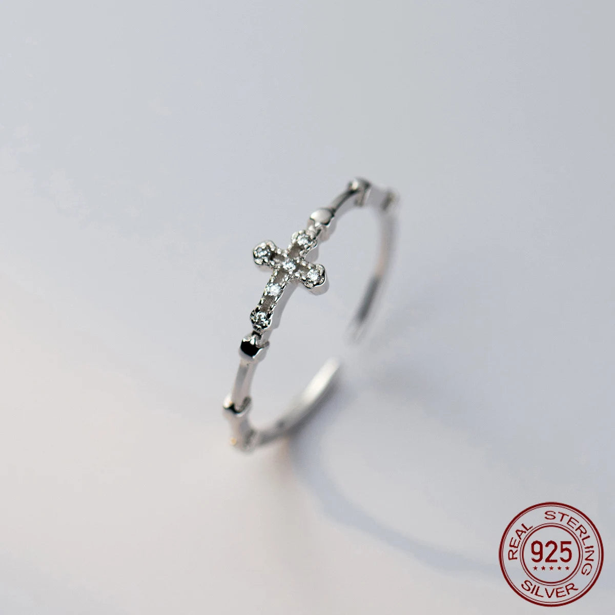 Anillo de Plata 925 con Cruz de Luz y Fe – Diseño Ajustable