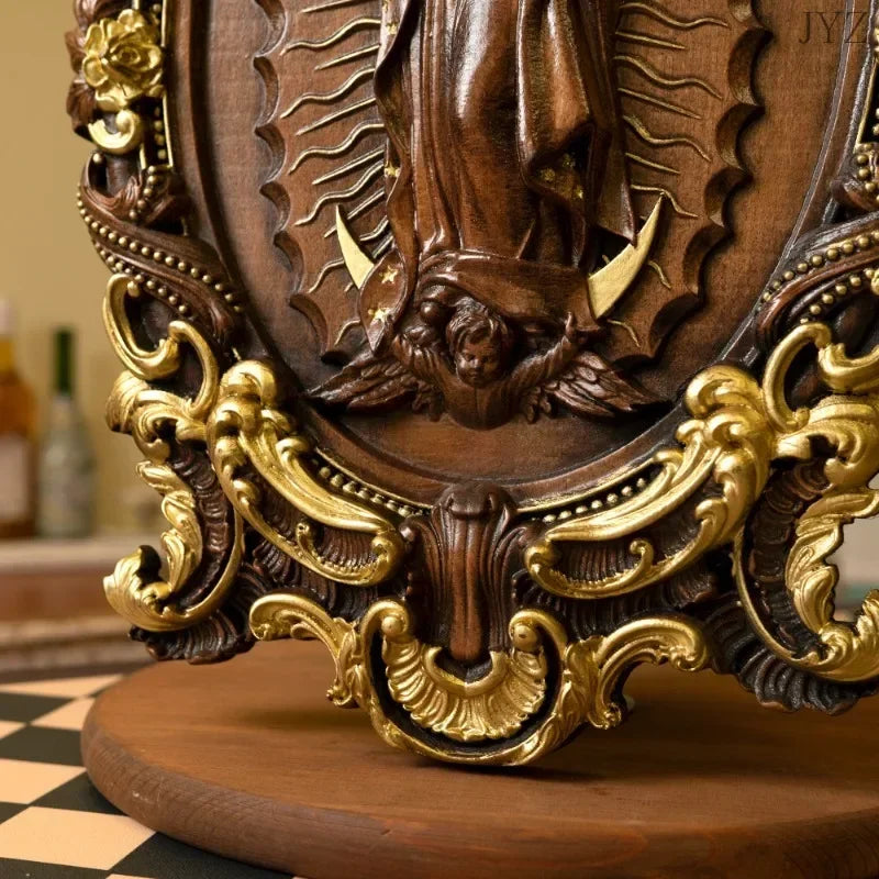 Escultura de Nuestra Senora de Guadalupe en Madera — detalle de madera de cerca