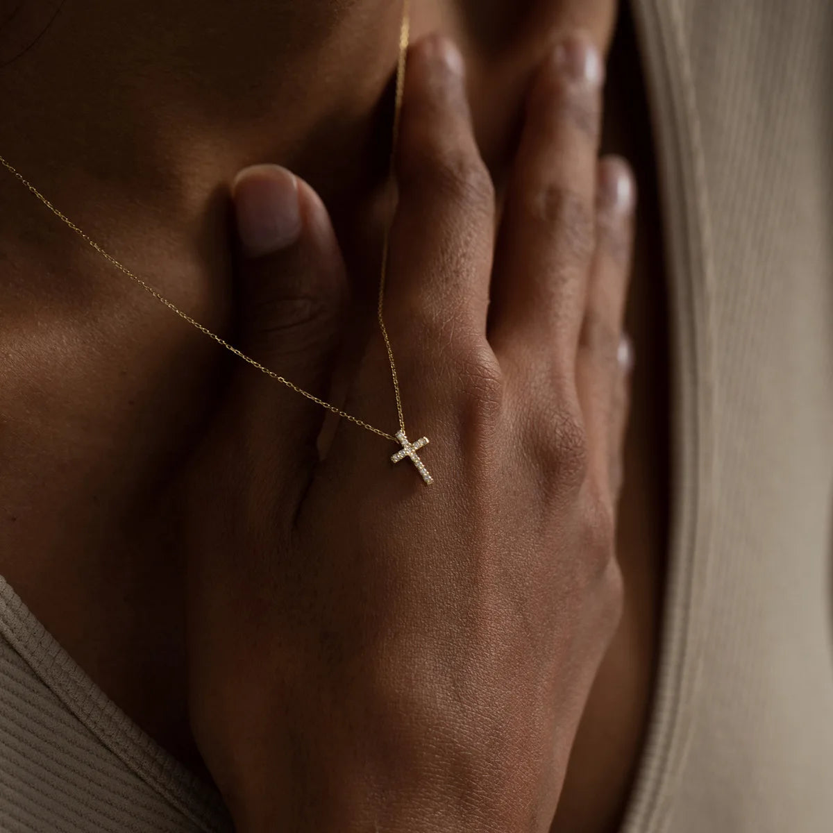Collar de Cruz con Circonias en Oro 18K