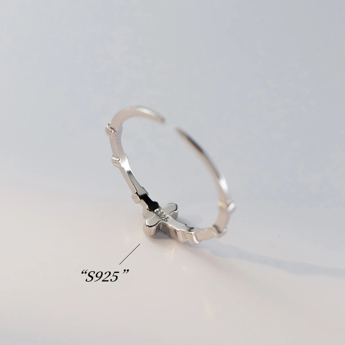 Anillo de Plata 925 con Cruz de Luz y Fe – Diseño Ajustable