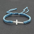 Pulsera de Cuerda con Cruz · Acero Inoxidable — presentacion de regalo devocional