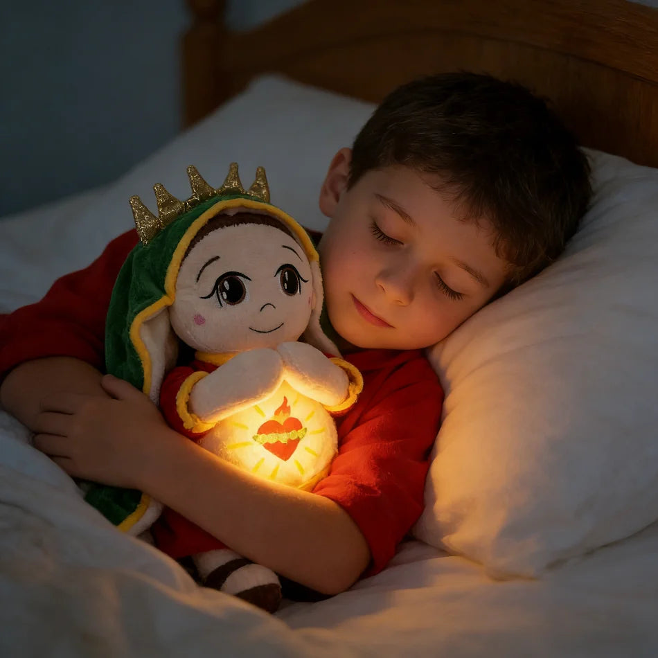 Niño durmiendo abrazado al peluche de la Virgen de Guadalupe con luz nocturna