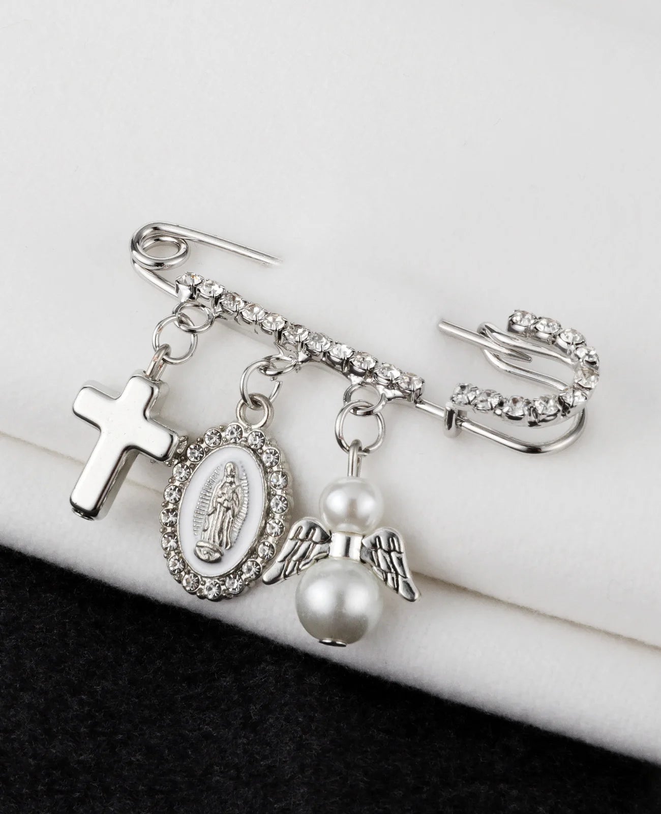 Broche Nuestra Señora de Guadalupe – Luz, Fe y Elegancia