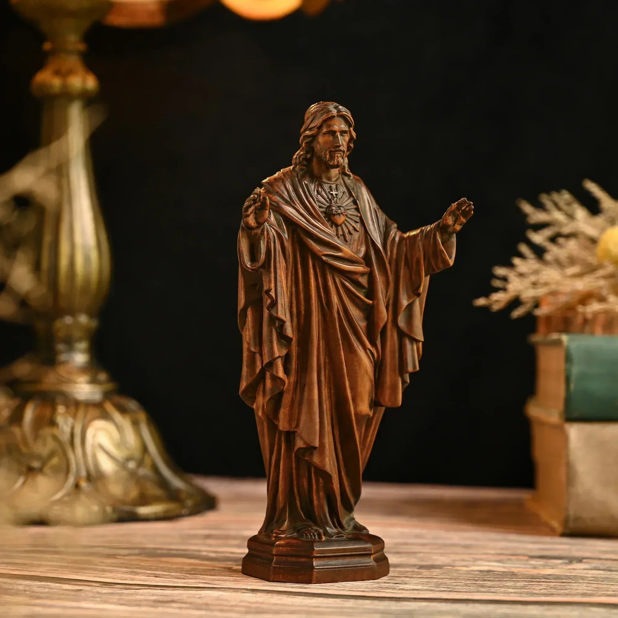 Detalle del cierre y cadena — Imagen del Sagrado Corazon de Jesus en Madera