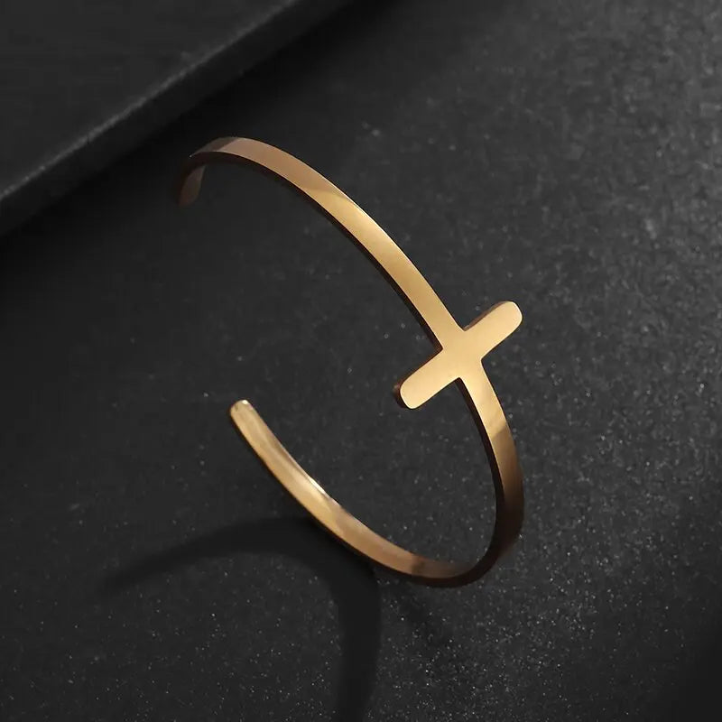 Brazalete de Cruz de Acero Inoxidable: Simbolo de Fe y Proteccion — detalle de acero inoxidable de cerca