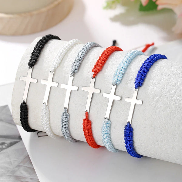 Pulsera de Cuerda con Cruz · Acero Inoxidable — detalle de acero inoxidable de cerca