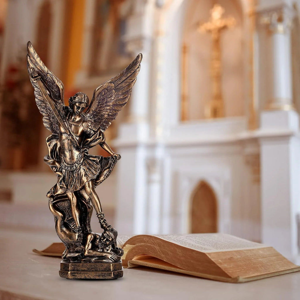 Escultura de San Miguel Arcangel — accesorio de fe catolica