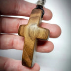 Llavero de Cruz de Madera con Corazón