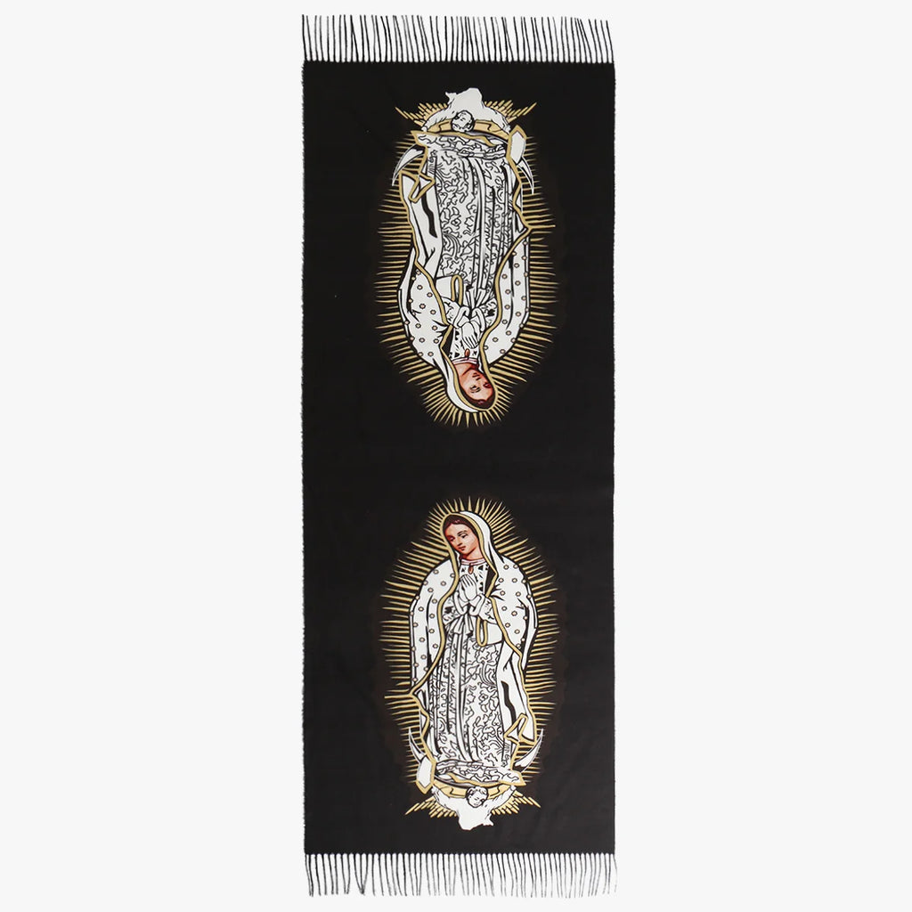 Chal Devocional Virgen de Guadalupe sobre superficie de madera — presentacion del producto