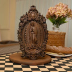 Medalla de la Virgen de Guadalupe en Escultura de Nuestra Senora de Guadalupe en Madera — devocion grabada en detalle