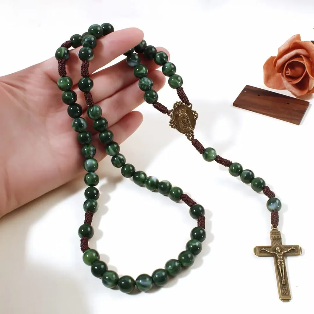 Rosario de Piedra Verde con Crucifijo de Bronce