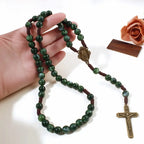 Rosario de Piedra Verde con Crucifijo de Bronce