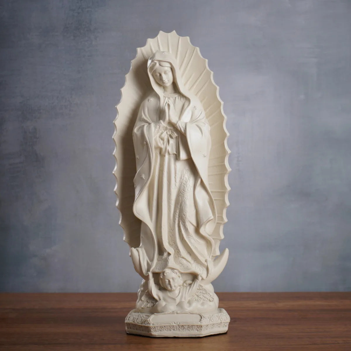 Estatua de la Virgen de Guadalupe en Resina