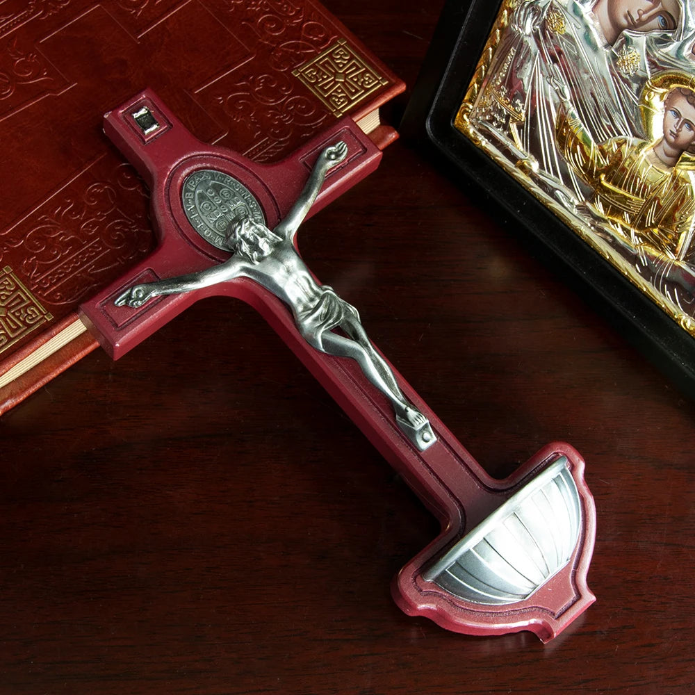 Cruz Catolica de Madera con Benditera y Estatua de Jesus en Metal sobre superficie de madera — presentacion del producto