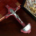 Cruz Catolica de Madera con Benditera y Estatua de Jesus en Metal sobre superficie de madera — presentacion del producto