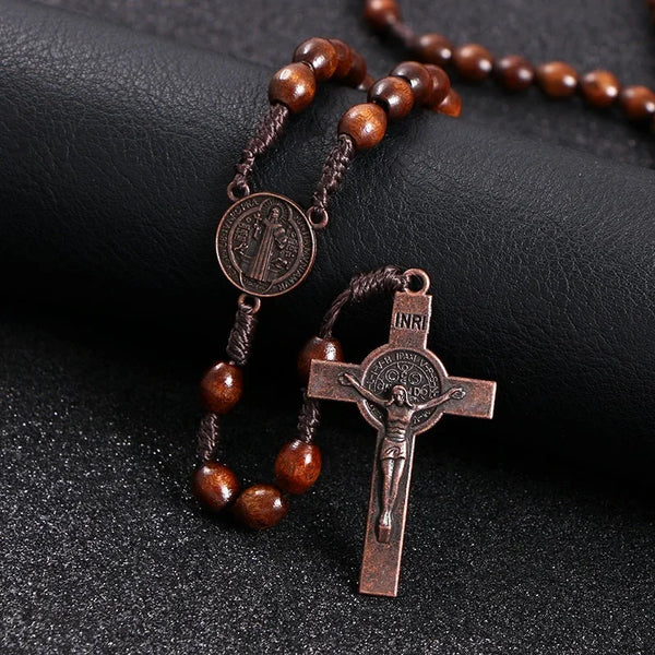 Rosario de Madera con Medalla de San Benito — detalle de madera de cerca