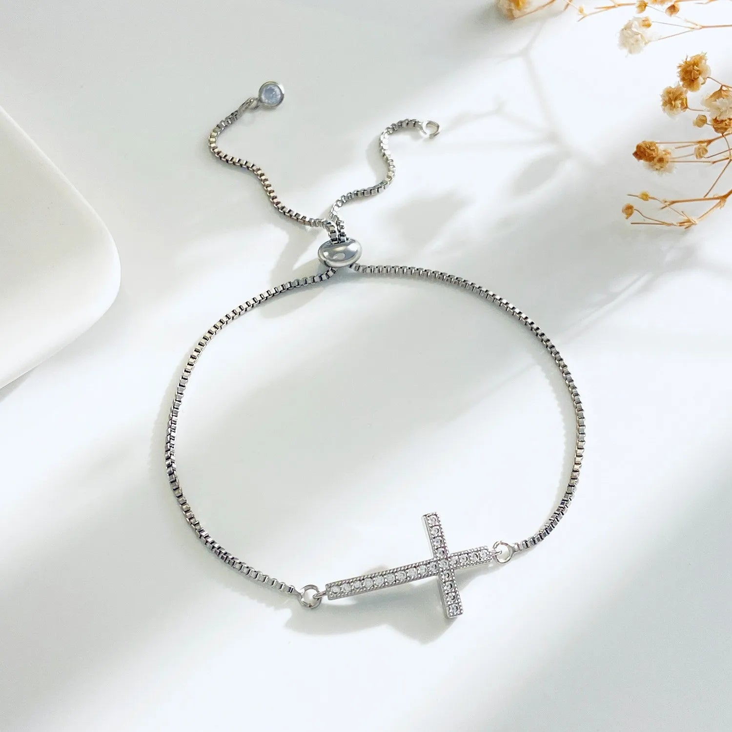 Pulsera con Cruz y Circonita – Símbolo de Fe