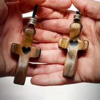 Llavero de Cruz de Madera con Corazón