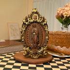 Escultura de Nuestra Senora de Guadalupe en Madera sobre superficie de madera — presentacion del producto