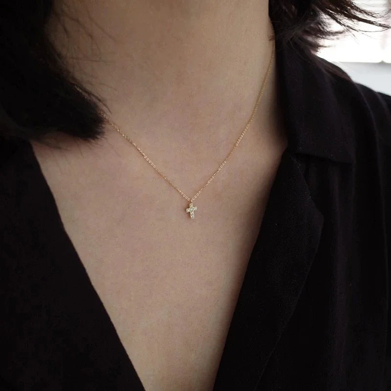 Detalle del collar devocional — Collar Cruz Delicada con Circonias - Minimalista en Dorado