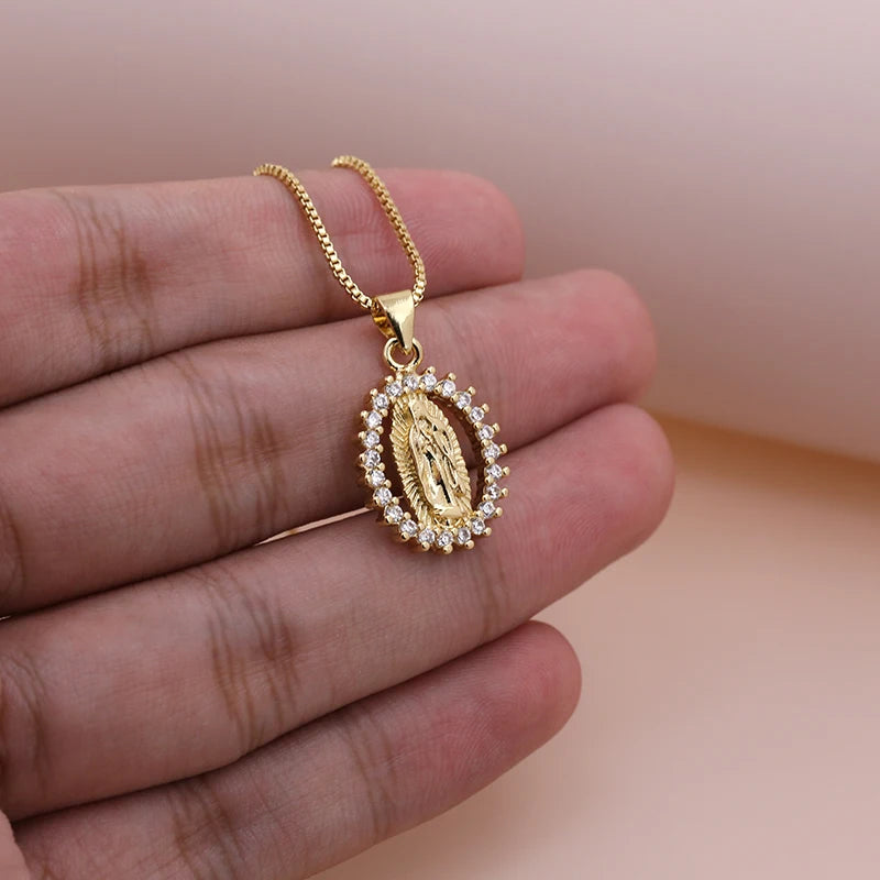Collar de la Virgen de Guadalupe - Devocion Mariana — collar devocional devocional en uso