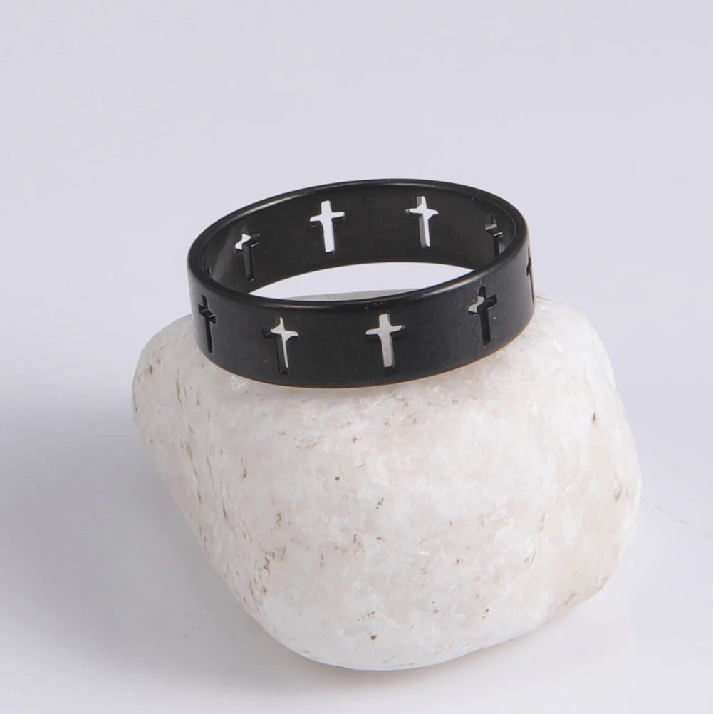 Anillo con Cruces Caladas – Diseño Clásico en Acero Inoxidable