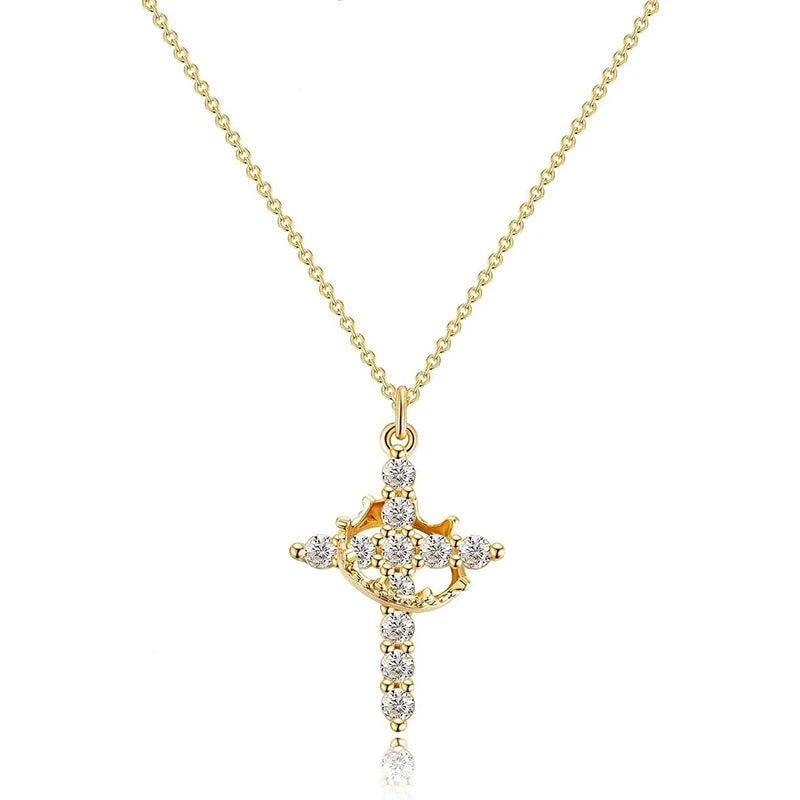 Collar de Cruz Giratoria con Corona sobre superficie de madera — presentacion del producto
