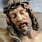 Crucifijo de Jesus en Resina: Simbolo de Fe y Proteccion en mano — crucifijo de resina devocional