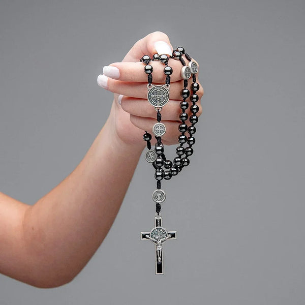 Rosario de Hematita con Medalla de San Benito en mano — rosario de hematita devocional