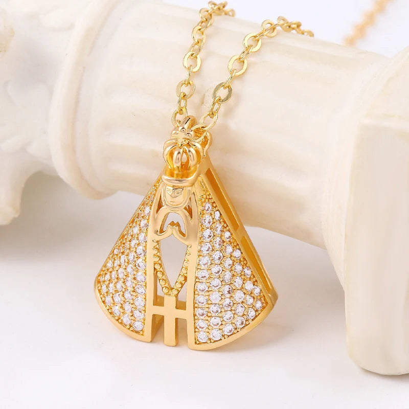 Collar de la Virgen Maria - Colgante con Circonias en Dorado — collar devocional devocional en uso