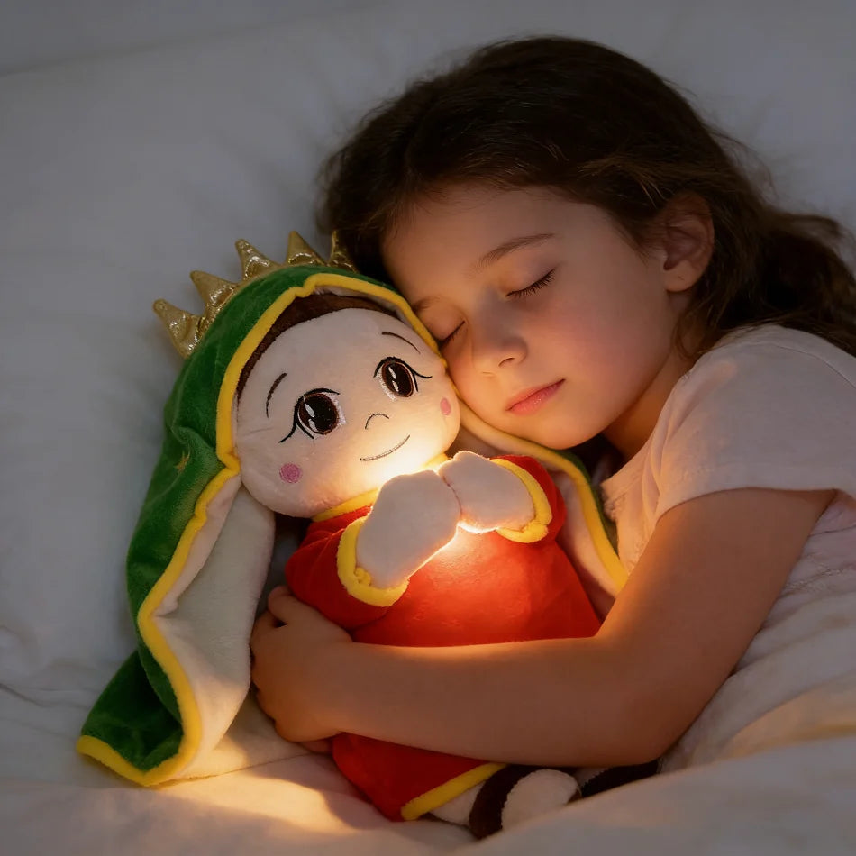 Niña abrazando al peluche de la Virgen de Guadalupe en la cama
