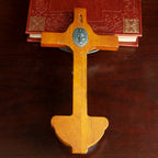 Cruz del Cruz Catolica de Madera con Benditera y Estatua de Jesus en Metal — simbolo de fe en detalle