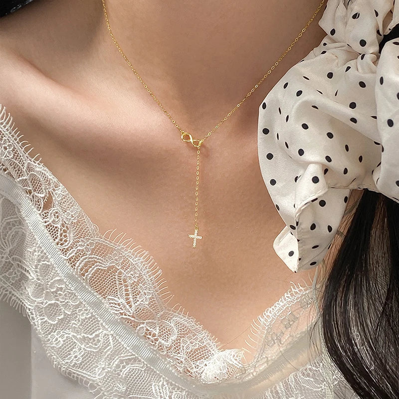Cruz del Collar Cruz e Infinito - Fe Eterna en Dorado o Plateado — simbolo de fe en detalle